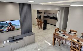 Amplo apartamento na quadra mar